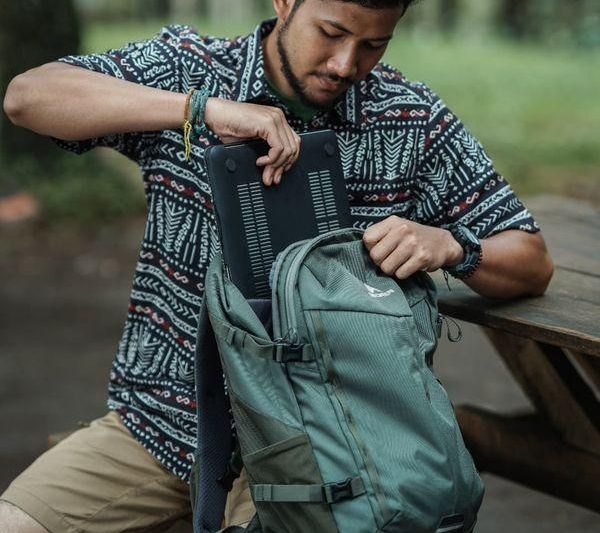 10 Merek Tas Kuliah Pria Terbaik, Lokal dan Internasional