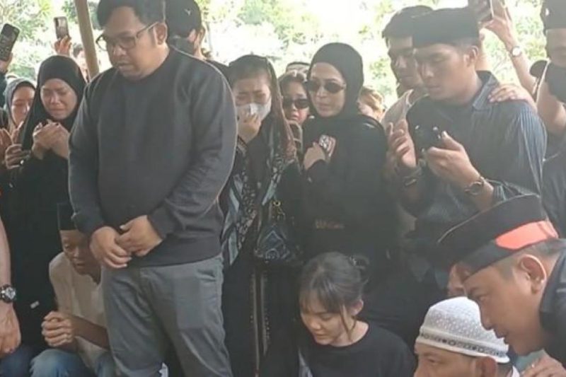 Lihat Upacara Pemakaman Mpok Alpa, Kiky Saputri Menangis, Billy Syahputra Turun ke Liang Lahat